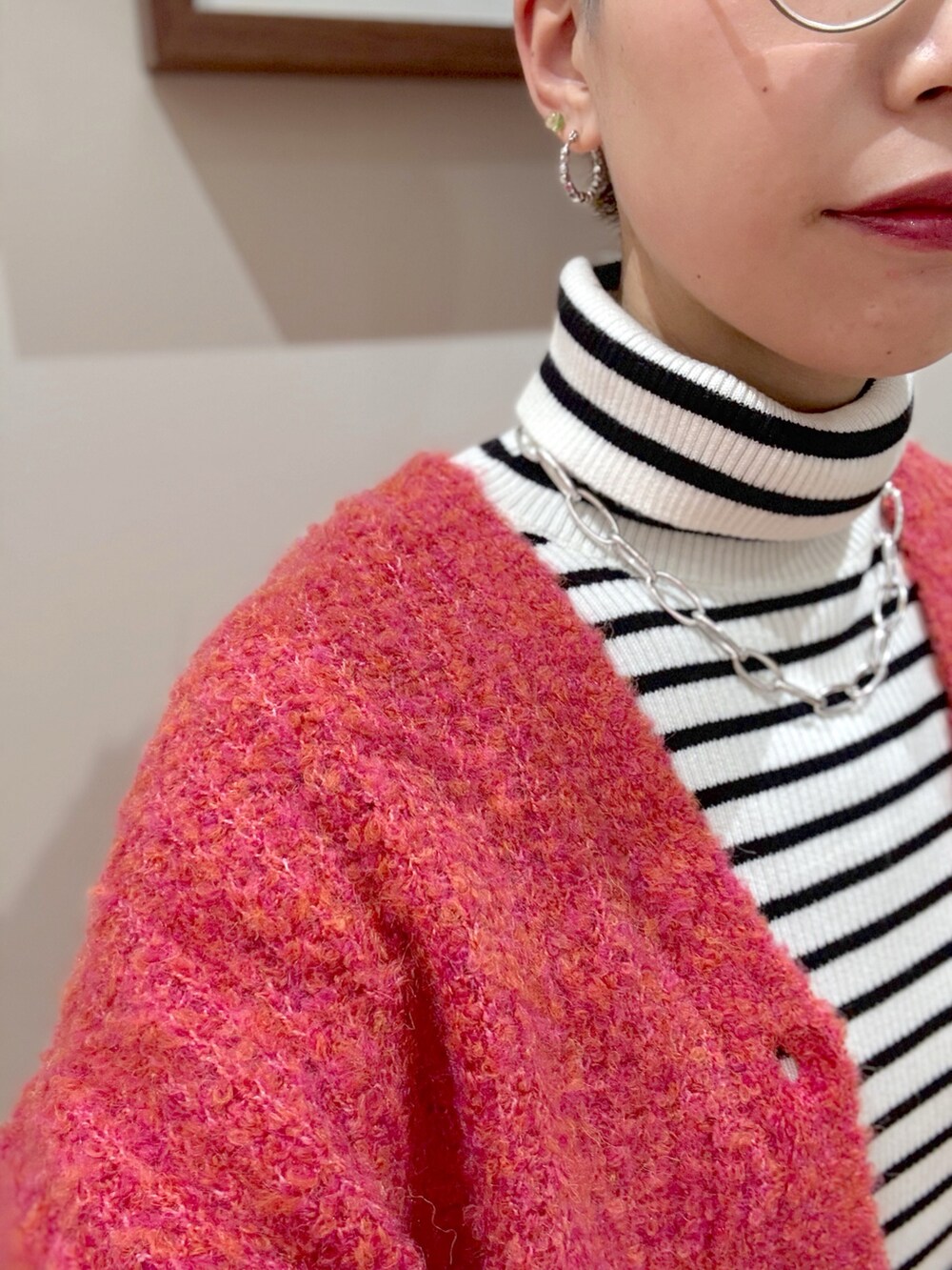 ホワイト系のニット/セーター、ピンク系のカーディガン/ボレロ、ブラウン系のスカートを着用したレディースの冬コーディネートの5枚目の写真