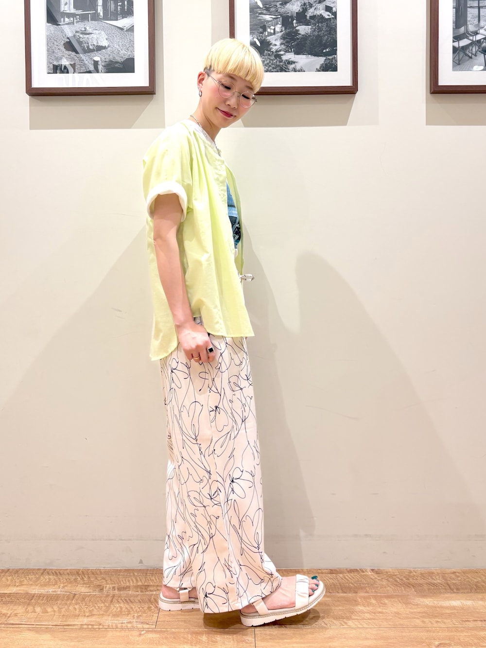 イエロー系のシャツ/ブラウス、ホワイト系のTシャツ/カットソー、ホワイト系のその他パンツを着用したレディースの春コーディネートの2枚目の写真