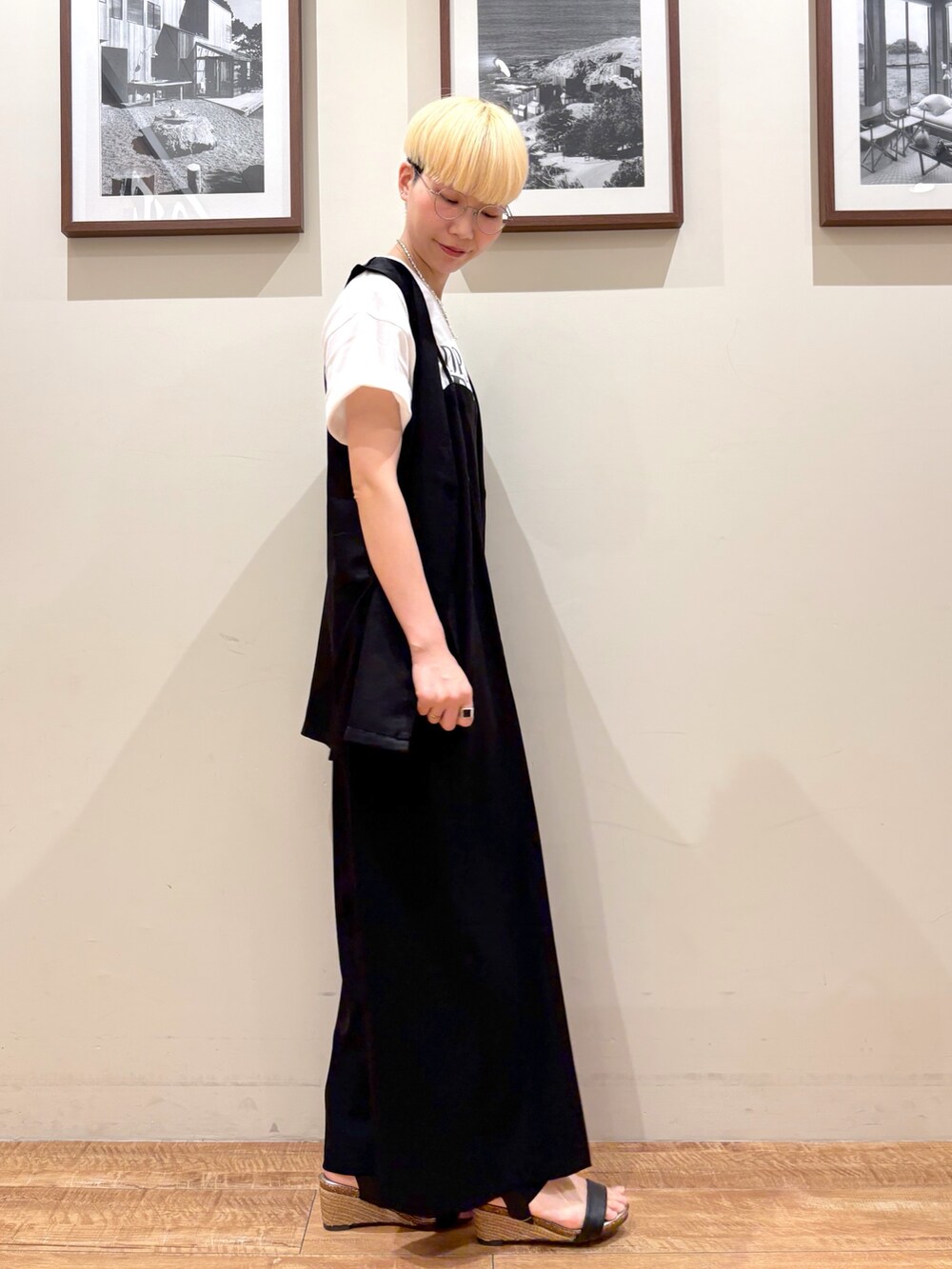 ホワイト系のTシャツ/カットソー、ブラック系のベスト、ブラック系のサロペット/オーバーオールを着用したレディースの春コーディネートの5枚目の写真