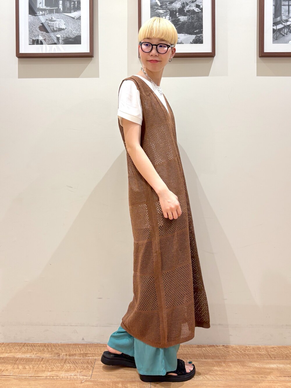 「レイヤードスタイル、サンダル、白Tシャツ、デートコーデ、メガネ女子、シアートップス、プチプラ、お出かけコーデ、パンツコーデ、高身長女子、高身長コーデ、シューラルー」｜「Cutie Blondeの【前後2WAY】リネンライクブークレ パッチワーク風ニットワンピース（ワンピース、ブラウン系）」を使った、Ayumiさん（骨格ウェーブ・レディース・168cm）の夏コーディネートの2枚目の写真