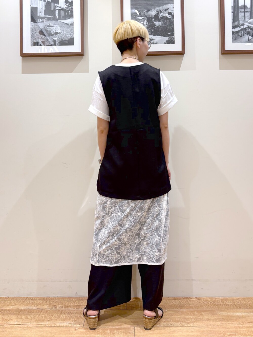 ホワイト系のTシャツ/カットソー、ブラック系のベスト、ブラック系のサロペット/オーバーオールを着用したレディースの春コーディネートの3枚目の写真