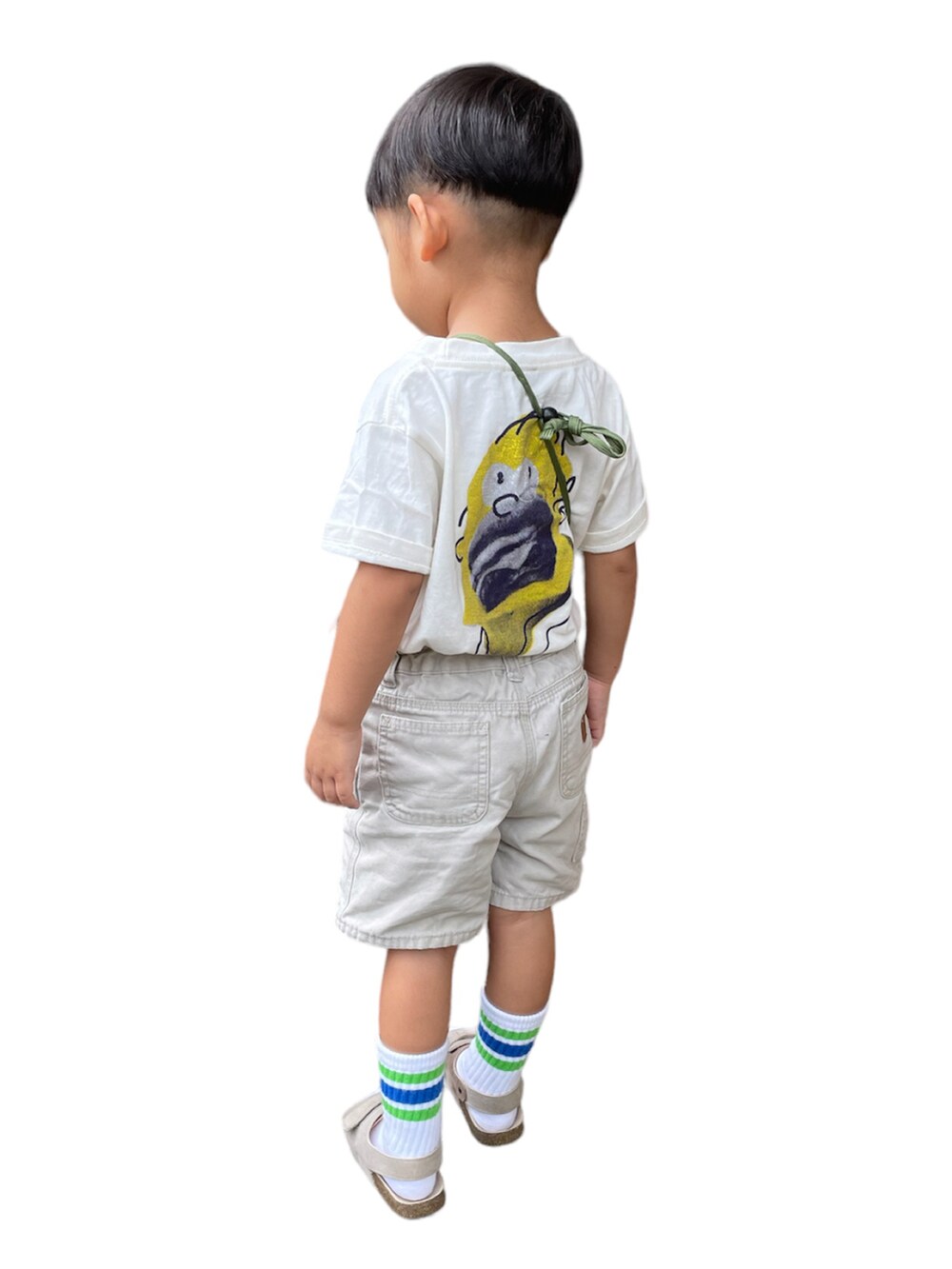 「むすこーで、キッズコーデ、Tシャツ、くつした×サンダル、BREEZE、こどもコーデ、男の子、3歳、ストリート、supreme、carhartt、古着」｜「Carharttのアイテム（チノパンツ、ベージュ系）」を使った、KIITOさん（キッズ・90cm）の秋コーディネートの2枚目の写真