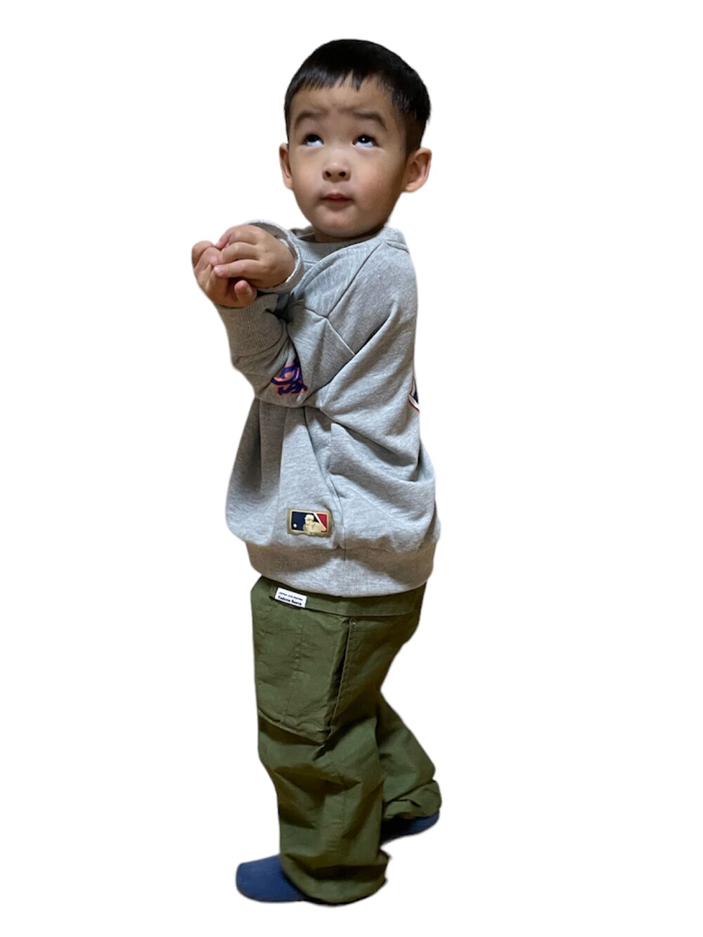 「カジュアルコーデ、男の子コーデ、キッズファッション、むすこーで、カーゴパンツ、キッスコーデ」｜「こども ビームスのFABRIQ REPORT × こども ビームス / 別注 カーゴパンツ（90～130cm）（カーゴパンツ、グリーン系）」を使った、KIITOさん（キッズ・90cm）の冬コーディネートの2枚目の写真