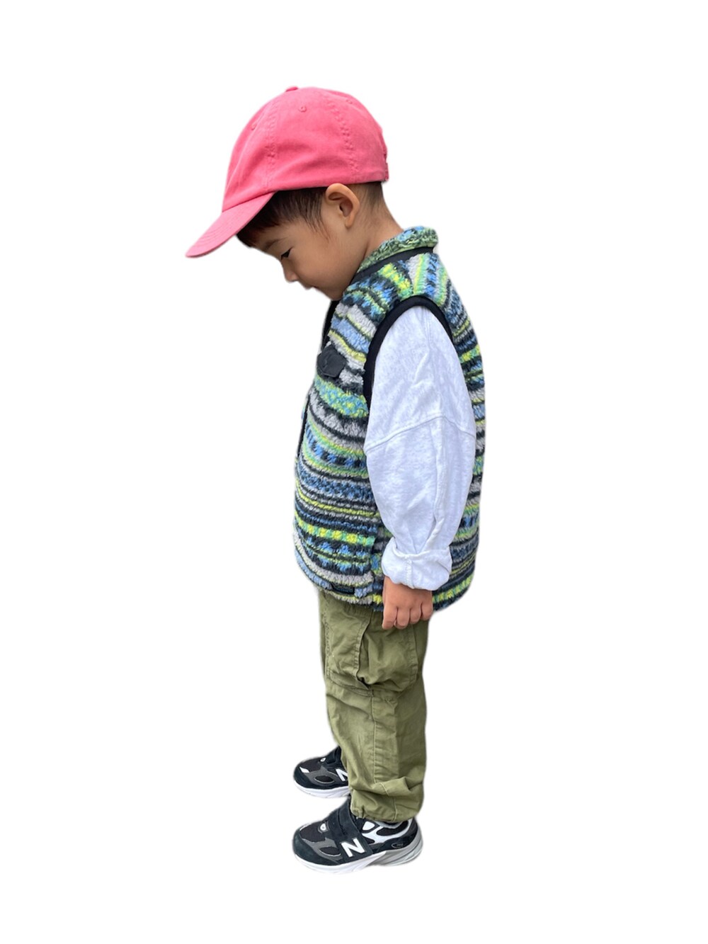 「秋コーデ、秋服まるっと大公開、カジュアルコーデ、キッズファッション、スニーカー、ベスト、むすこーで、男の子、ストリート、3歳、重ね着ベストシーズン」｜「POLO RALPH LAURENのアイテム（キャップ、ピンク系）」を使った、KIITOさん（キッズ・90cm）の秋コーディネートの2枚目の写真