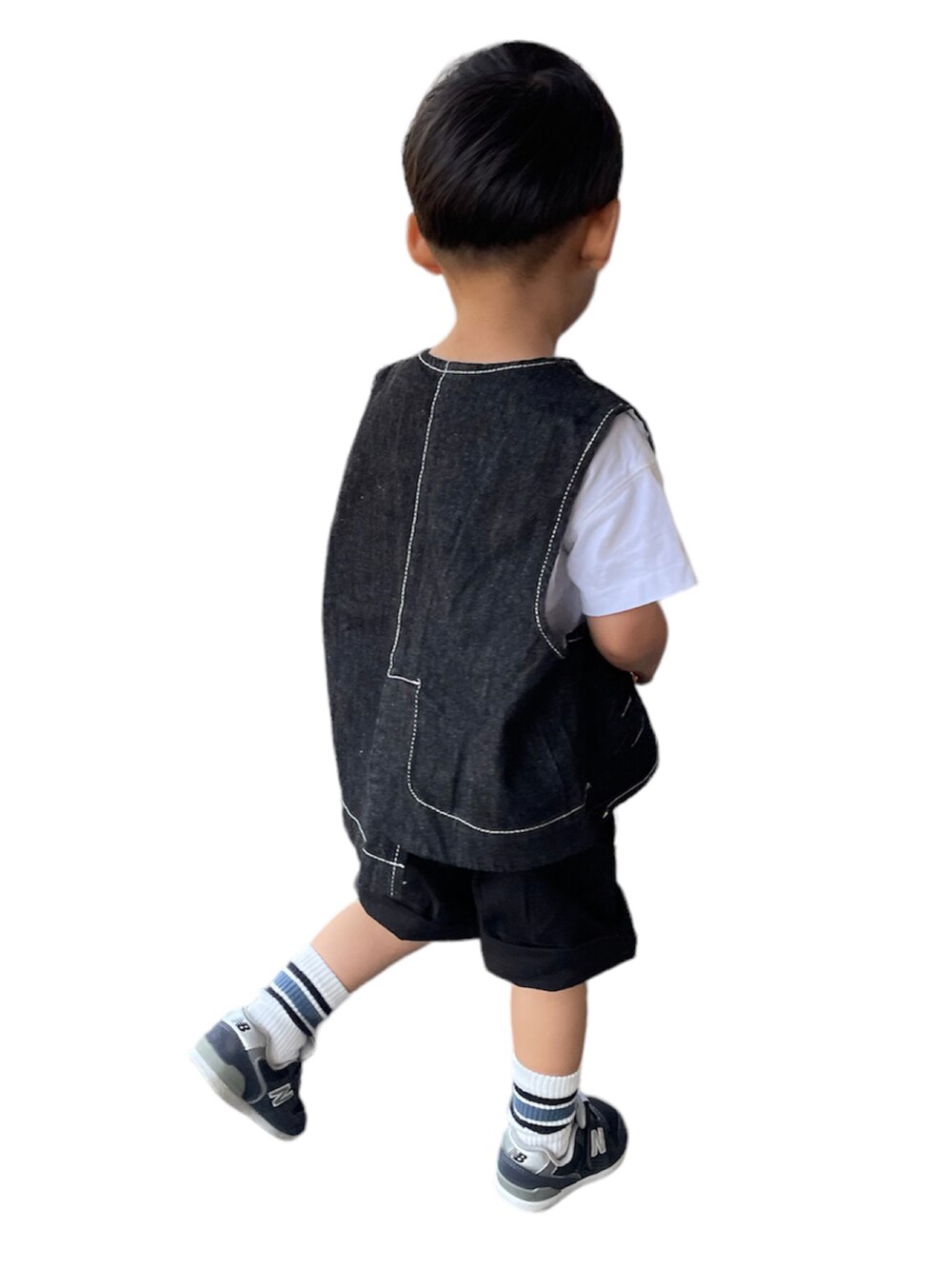「男の子、休日コーデ、3歳、男の子コーデ、カジュアル、むすこーで」｜「REKOのアイテム（ベスト、ブラック系）」を使った、KIITOさん（キッズ・90cm）の春コーディネートの2枚目の写真