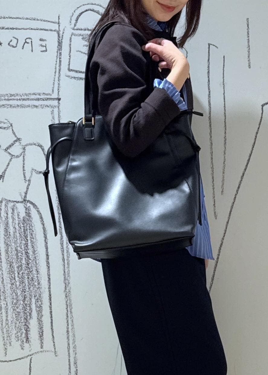 ブルー系のシャツ/ブラウス、ブラウン系のカーディガン/ボレロ、ブルー系のスラックスを着用したレディースの秋コーディネートの6枚目の写真