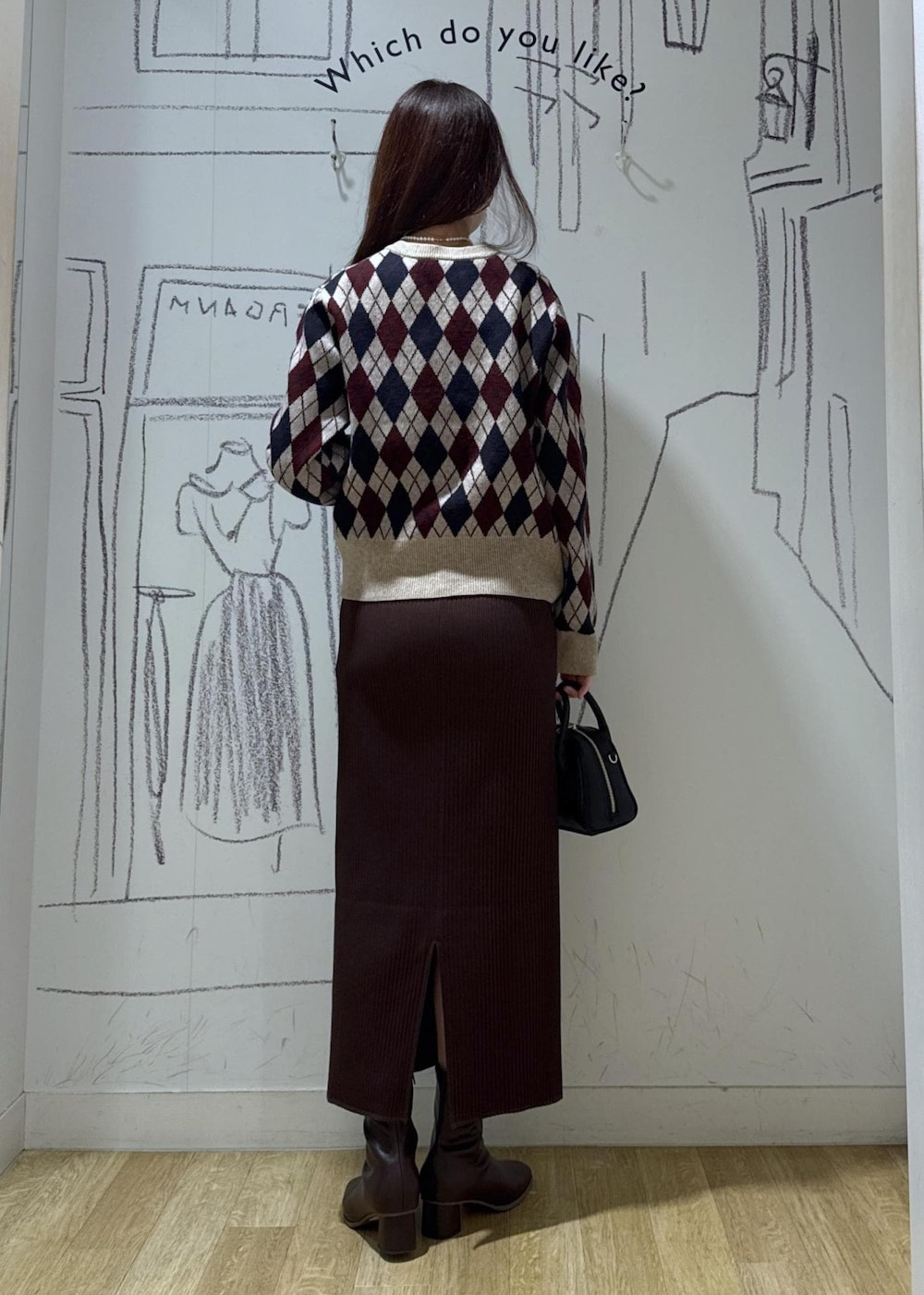 ベージュ系のカーディガン/ボレロ、ブラウン系のブーツ、ブラック系のショルダーバッグを着用したレディースの秋コーディネートの4枚目の写真