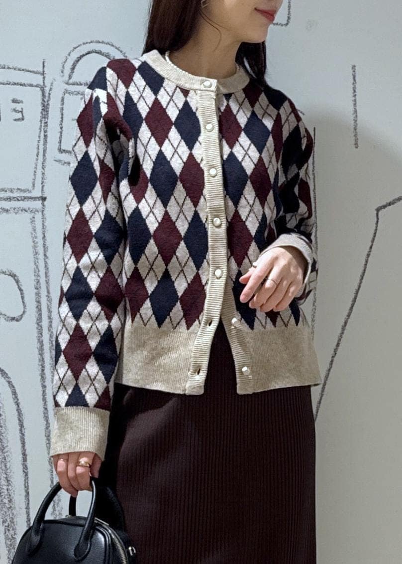 ベージュ系のカーディガン/ボレロ、ブラウン系のブーツ、ブラック系のショルダーバッグを着用したレディースの秋コーディネートの2枚目の写真