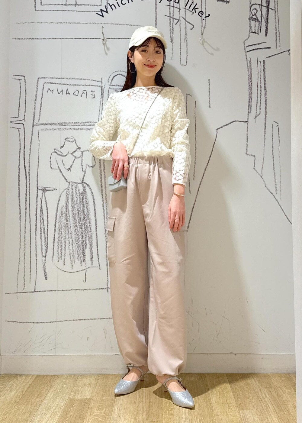 シルバー系のパンプス、ホワイト系のシャツ/ブラウス、シルバー系のショルダーバッグを着用したレディースの春コーディネートの7枚目の写真