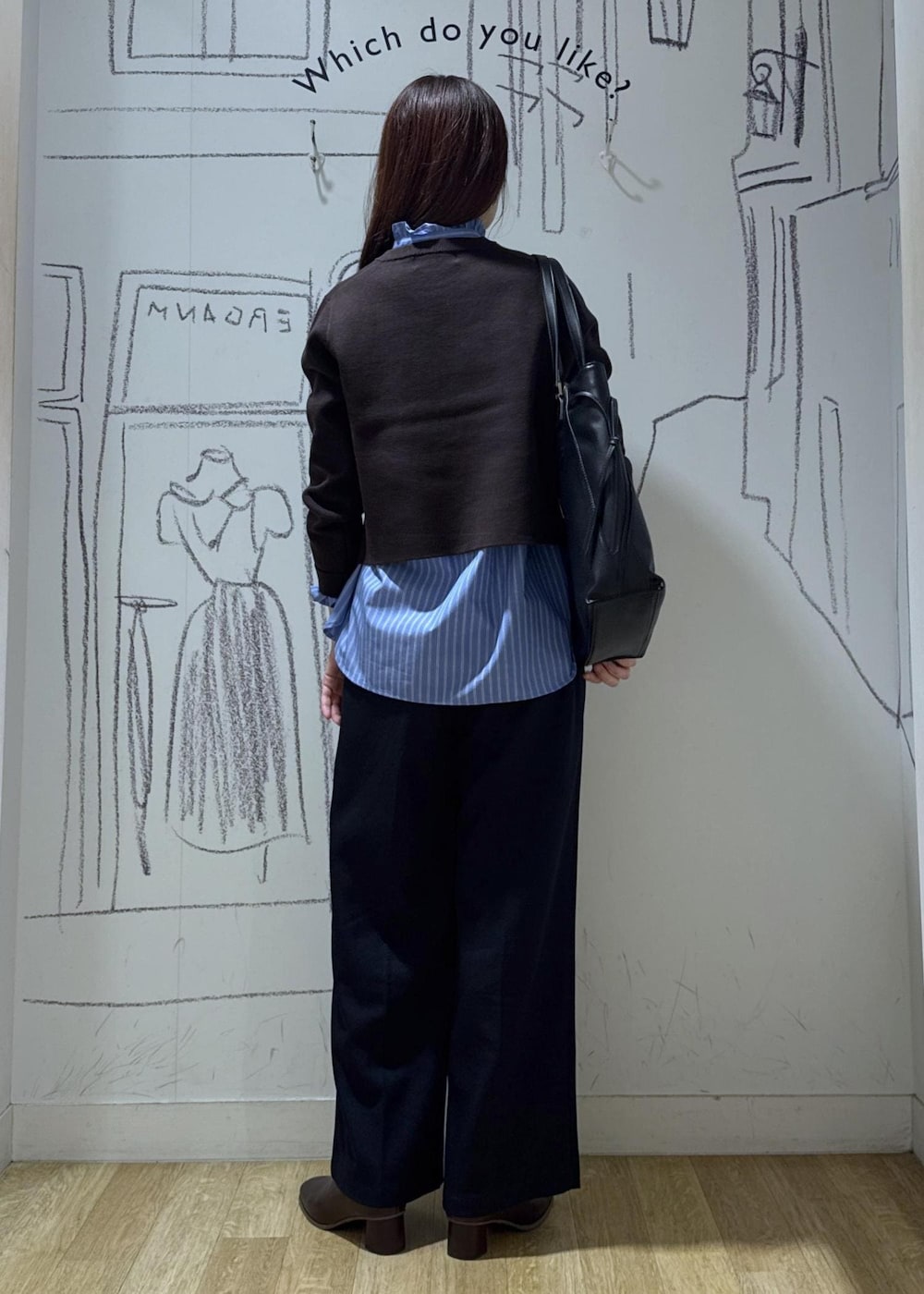 ブルー系のシャツ/ブラウス、ブラウン系のカーディガン/ボレロ、ブルー系のスラックスを着用したレディースの秋コーディネートの5枚目の写真