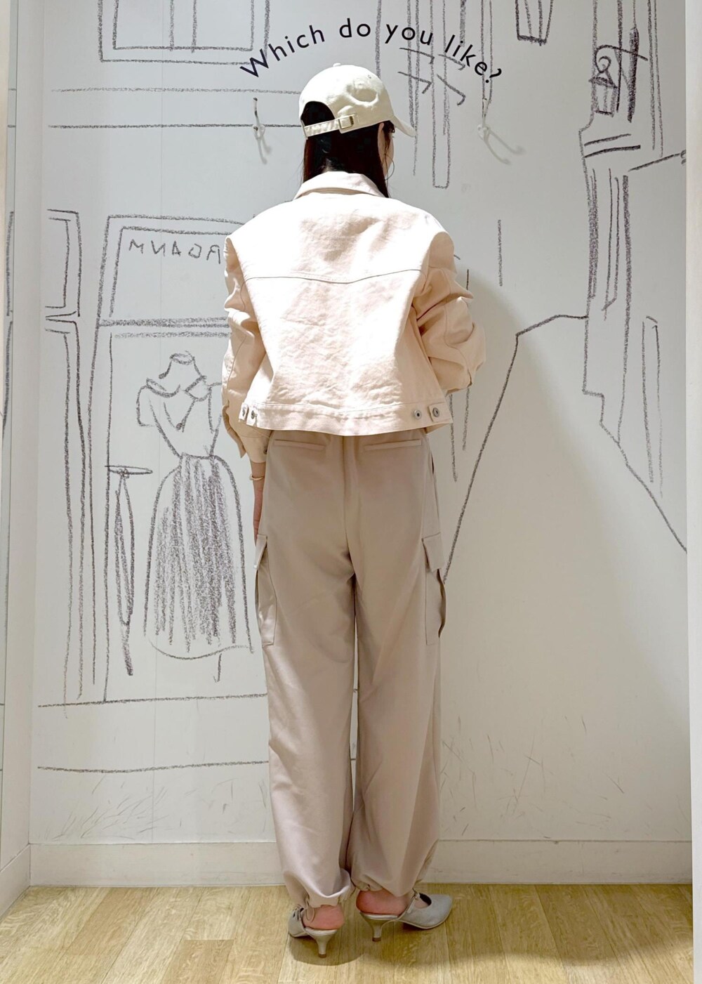 シルバー系のパンプス、ホワイト系のシャツ/ブラウス、シルバー系のショルダーバッグを着用したレディースの春コーディネートの5枚目の写真