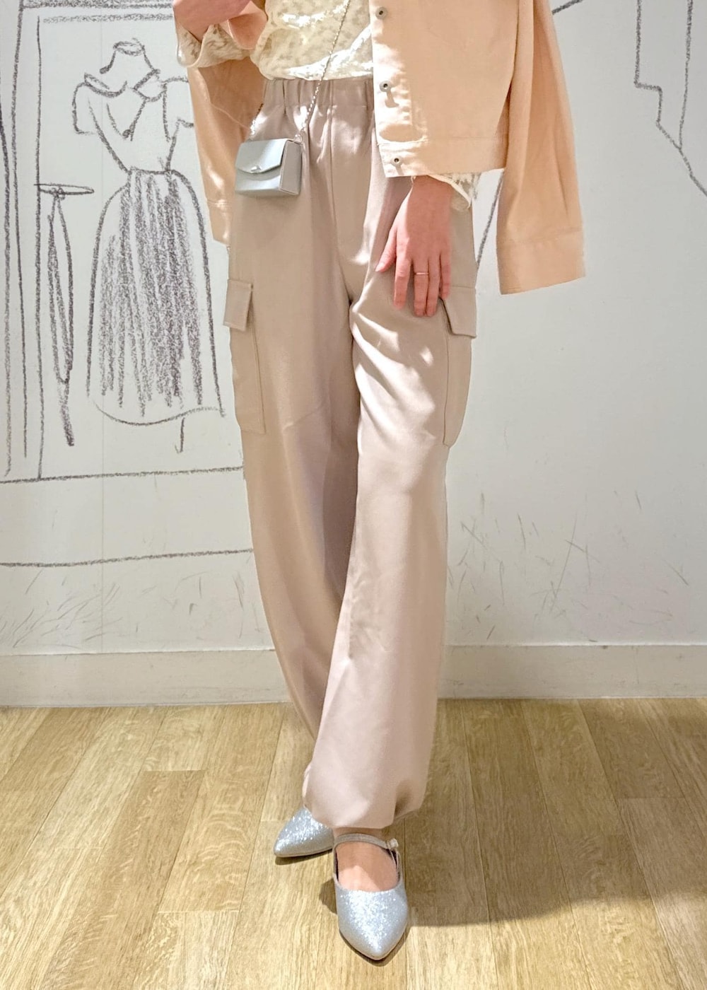 シルバー系のパンプス、ホワイト系のシャツ/ブラウス、シルバー系のショルダーバッグを着用したレディースの春コーディネートの3枚目の写真
