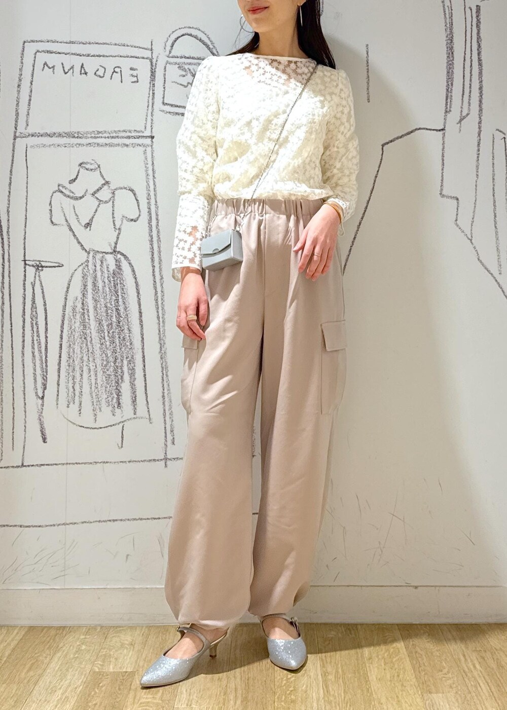シルバー系のパンプス、ホワイト系のシャツ/ブラウス、シルバー系のショルダーバッグを着用したレディースの春コーディネートの8枚目の写真