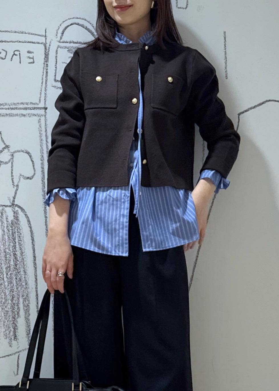 ブルー系のシャツ/ブラウス、ブラウン系のカーディガン/ボレロ、ブルー系のスラックスを着用したレディースの秋コーディネートの2枚目の写真