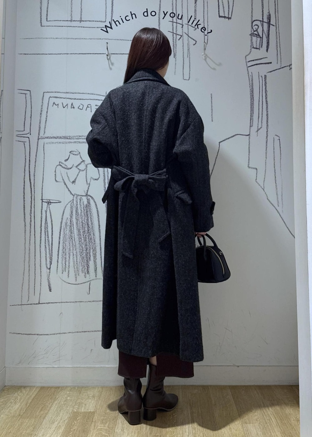 ベージュ系のカーディガン/ボレロ、ブラウン系のブーツ、ブラック系のショルダーバッグを着用したレディースの秋コーディネートの7枚目の写真