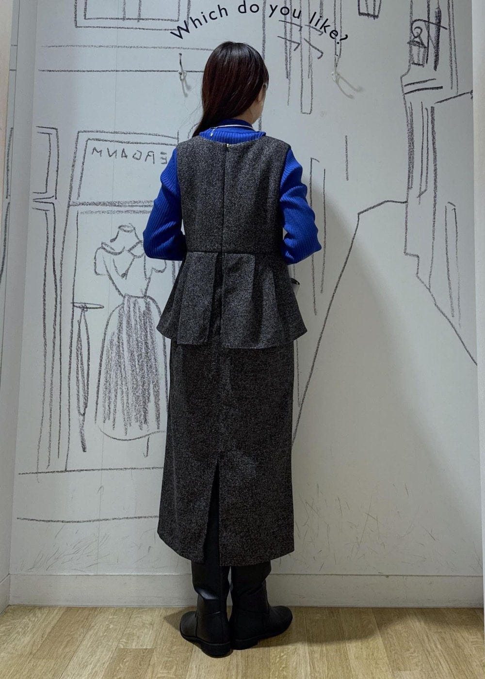 ブルー系のニット/セーター、ブラック系のブーツ、シルバー系のショルダーバッグを着用したレディースの冬コーディネートの5枚目の写真