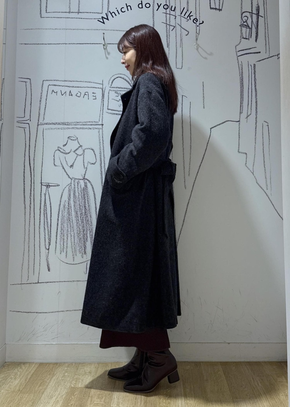 ベージュ系のカーディガン/ボレロ、ブラウン系のブーツ、ブラック系のショルダーバッグを着用したレディースの秋コーディネートの6枚目の写真