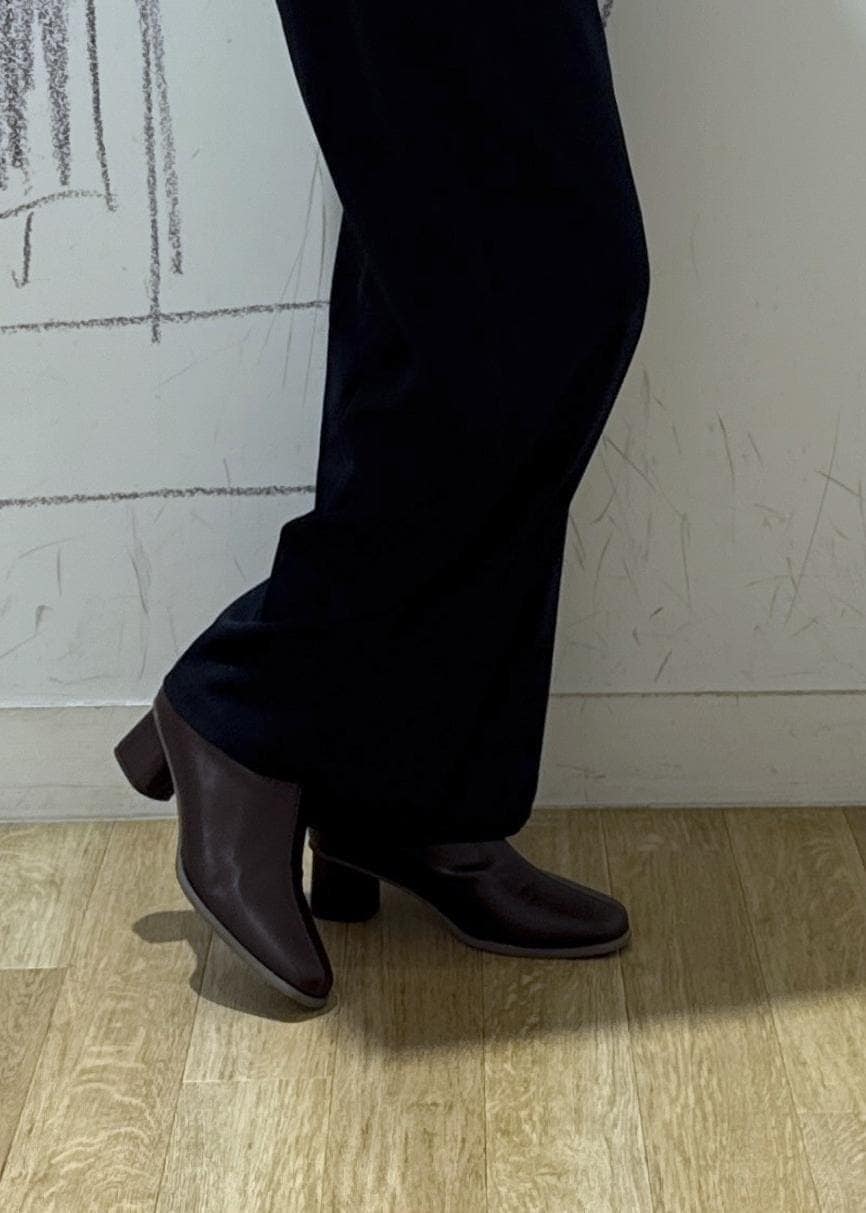 ブルー系のシャツ/ブラウス、ブラウン系のカーディガン/ボレロ、ブルー系のスラックスを着用したレディースの秋コーディネートの7枚目の写真