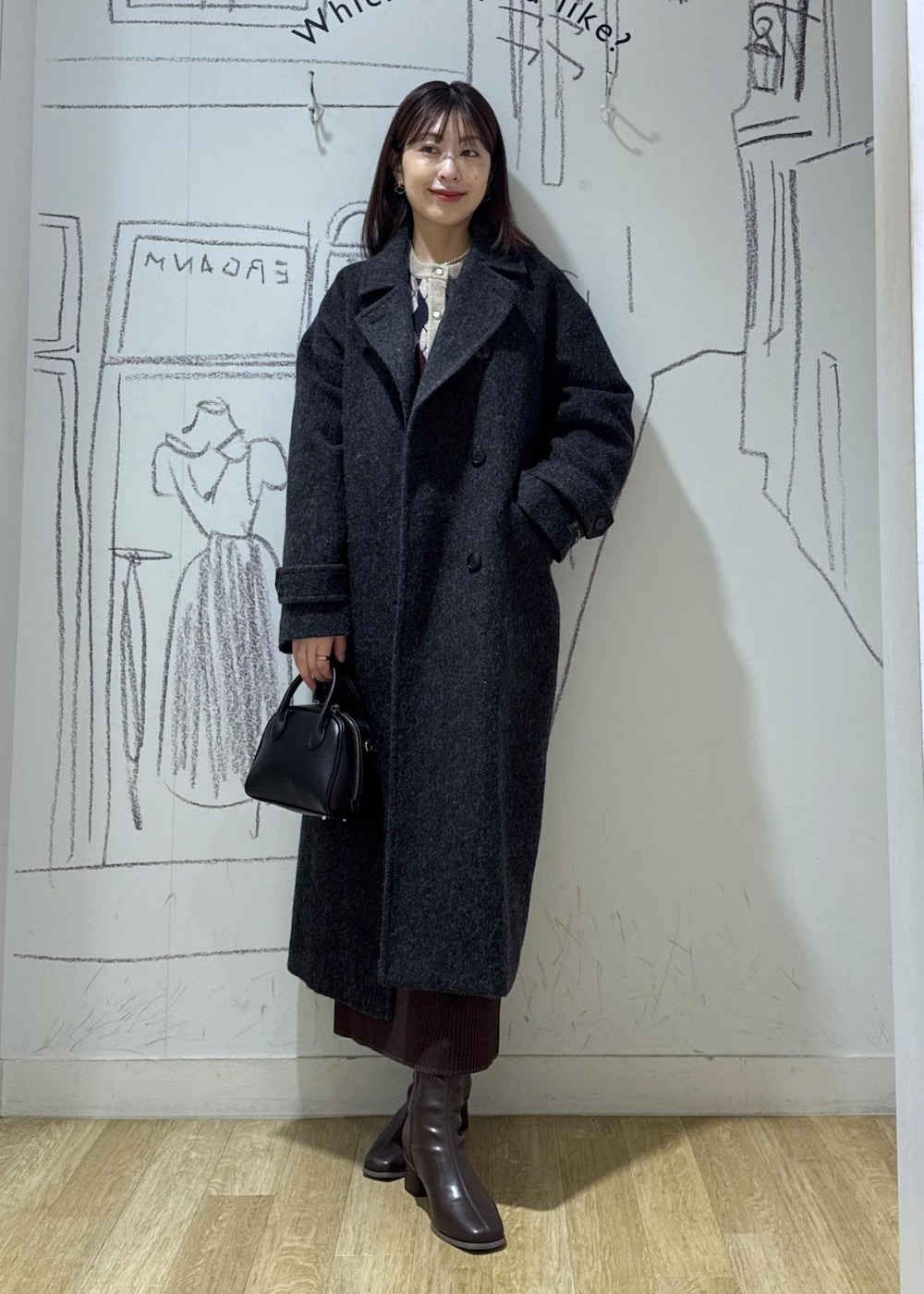 ベージュ系のカーディガン/ボレロ、ブラウン系のブーツ、ブラック系のショルダーバッグを着用したレディースの秋コーディネートの5枚目の写真