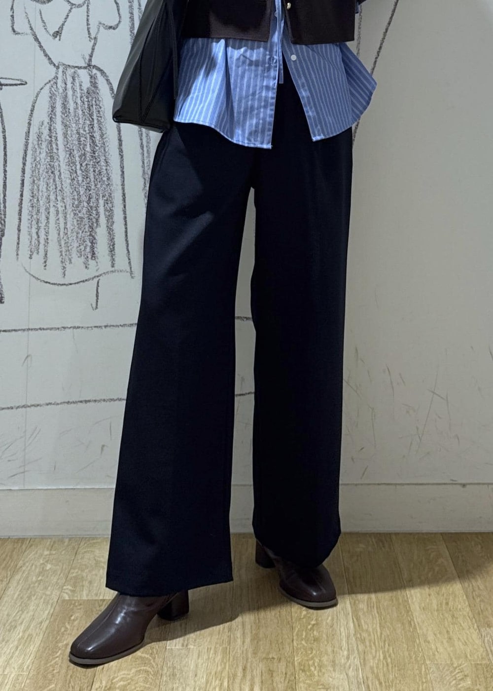 ブルー系のシャツ/ブラウス、ブラウン系のカーディガン/ボレロ、ブルー系のスラックスを着用したレディースの秋コーディネートの3枚目の写真