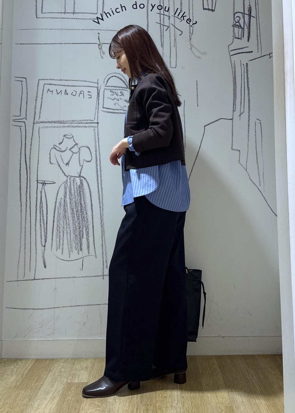 ブルー系のシャツ/ブラウス、ブラウン系のカーディガン/ボレロ、ブルー系のスラックスを着用したレディースの秋コーディネートの4枚目の写真