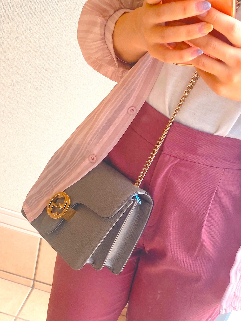 ホワイト系のスニーカー、グレー系のショルダーバッグ、ピンク系のパンツを着用したレディースの夏コーディネートの2枚目の写真