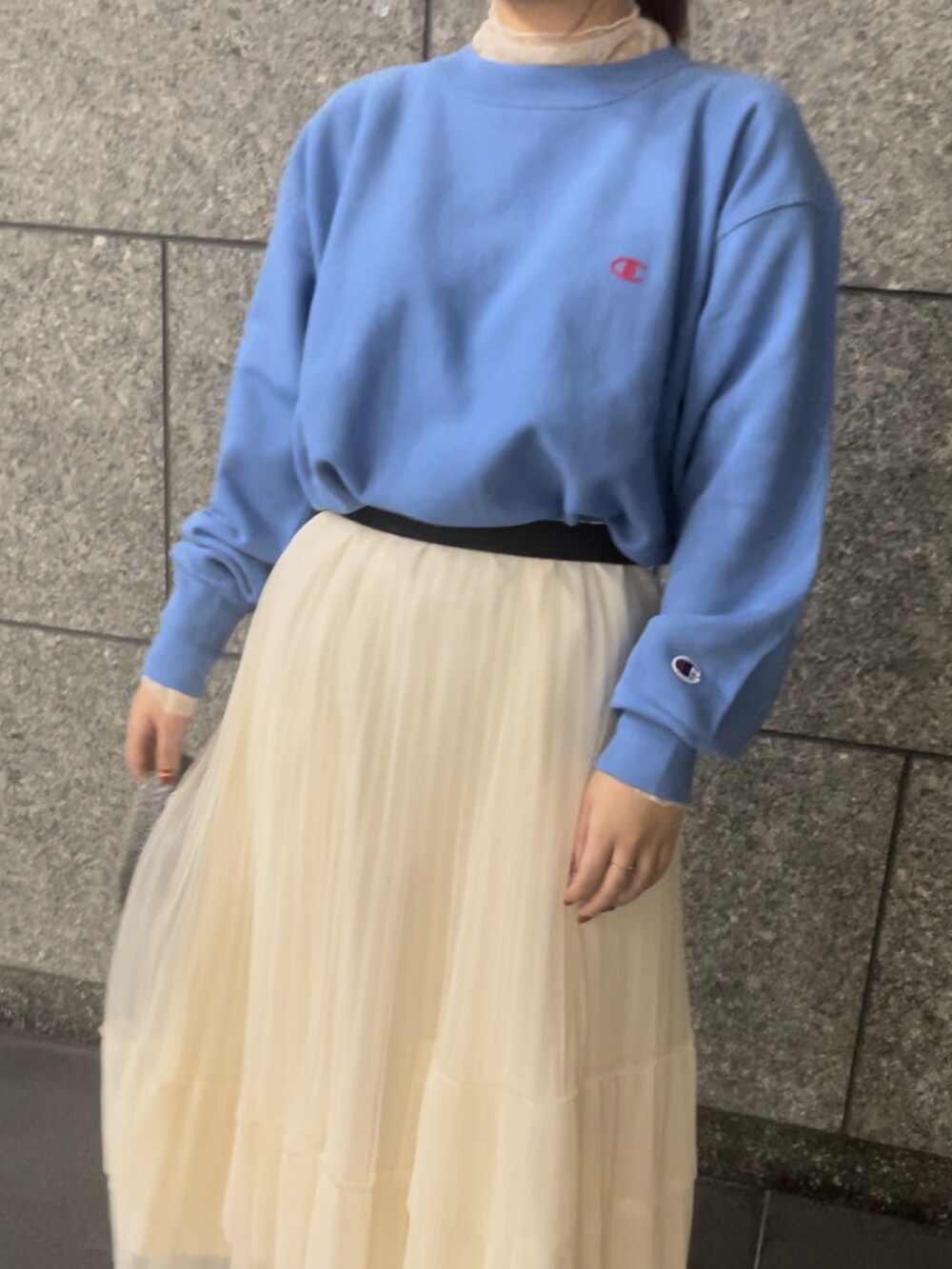 「Techichi、テチチ(Te chichi)、テチチ、Champion、チャンピオン、スウェット、シアートップス、チュールスカート、ブルー、レイヤードスタイル、ファッションを楽しもう、秋コーデ、低身長コーデ、冬を彩る色いろコーデ」｜「Te chichiのニットヘアバンド（ハット、グレー系）」を使った、チナツさん（レディース・152cm）の秋コーディネートの2枚目の写真