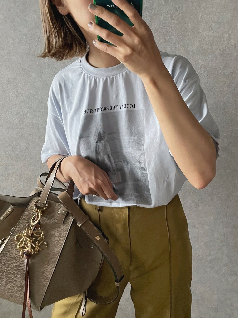 ベージュ系のサンダル、ブルー系のTシャツ/カットソーを着用したレディースの夏コーディネートの2枚目の写真