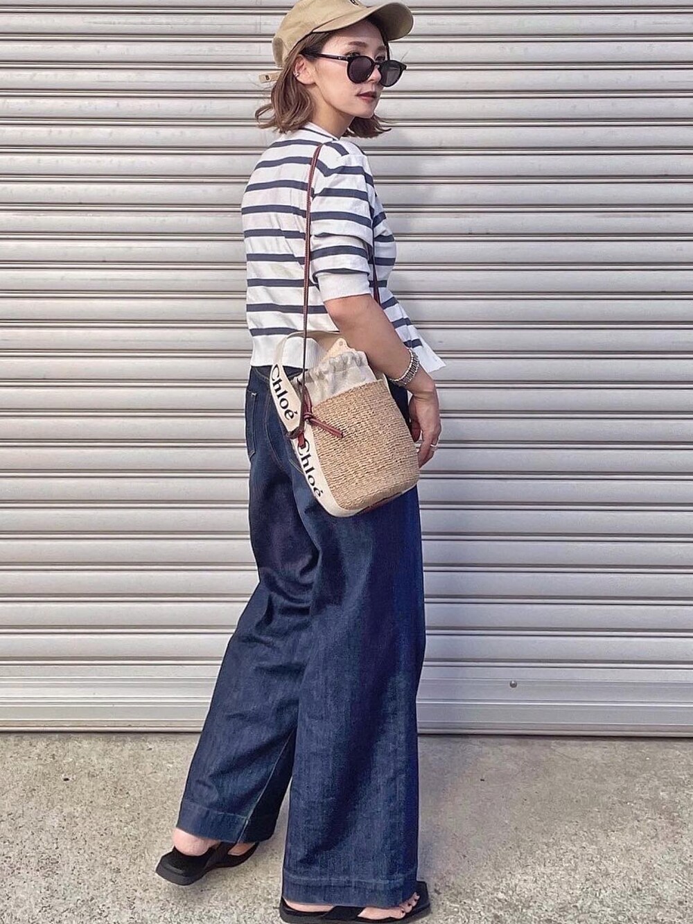 ホワイト系のかごバッグ、シルバー系のリングを着用したレディースの夏コーディネートの3枚目の写真