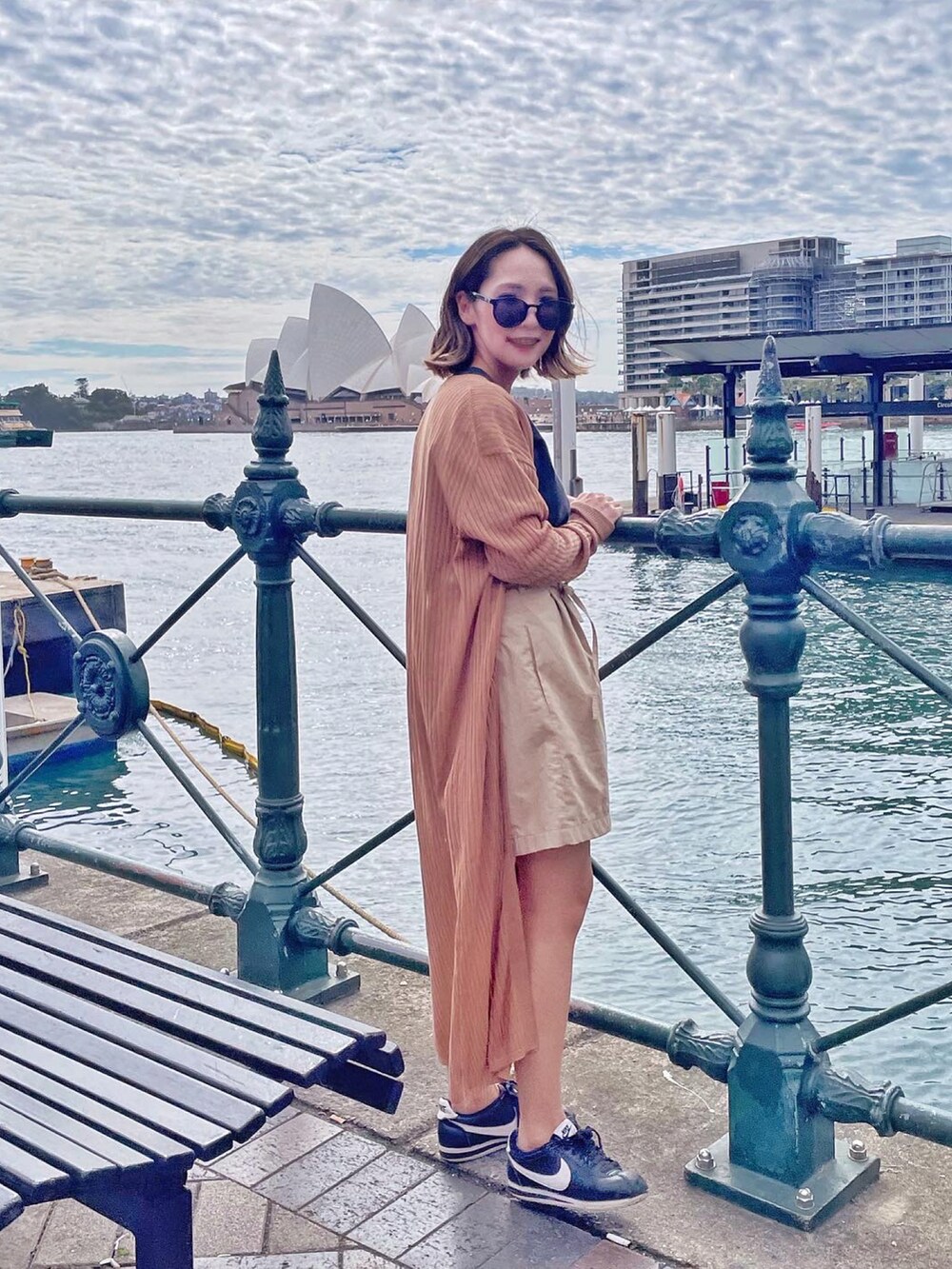 ホワイト系のTシャツ/カットソーを着用したレディースの春コーディネートの2枚目の写真