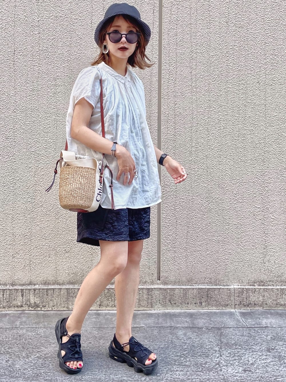 ホワイト系のシャツ/ブラウス、ブラック系のその他パンツを着用したレディースの夏コーディネートの3枚目の写真