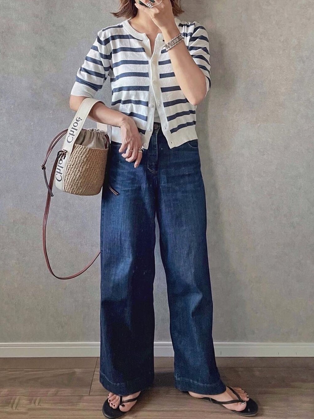 ホワイト系のかごバッグ、シルバー系のリングを着用したレディースの夏コーディネートの2枚目の写真