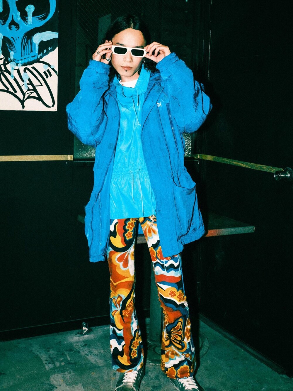 シルバー系のスニーカー、その他のパンツ、ブルー系のジャケット/アウターを着用したメンズの夏コーディネートの2枚目の写真