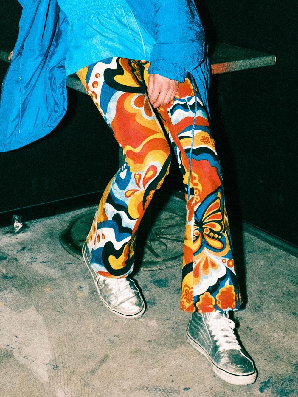 シルバー系のスニーカー、その他のパンツ、ブルー系のジャケット/アウターを着用したメンズの夏コーディネートの4枚目の写真