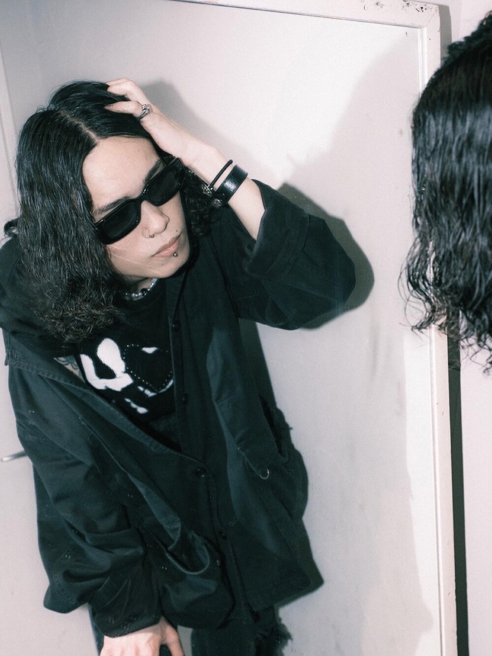 ブラック系のTシャツ/カットソー、ブラック系のデニムパンツ、ブラック系のブーツを着用したメンズの夏コーディネートの2枚目の写真