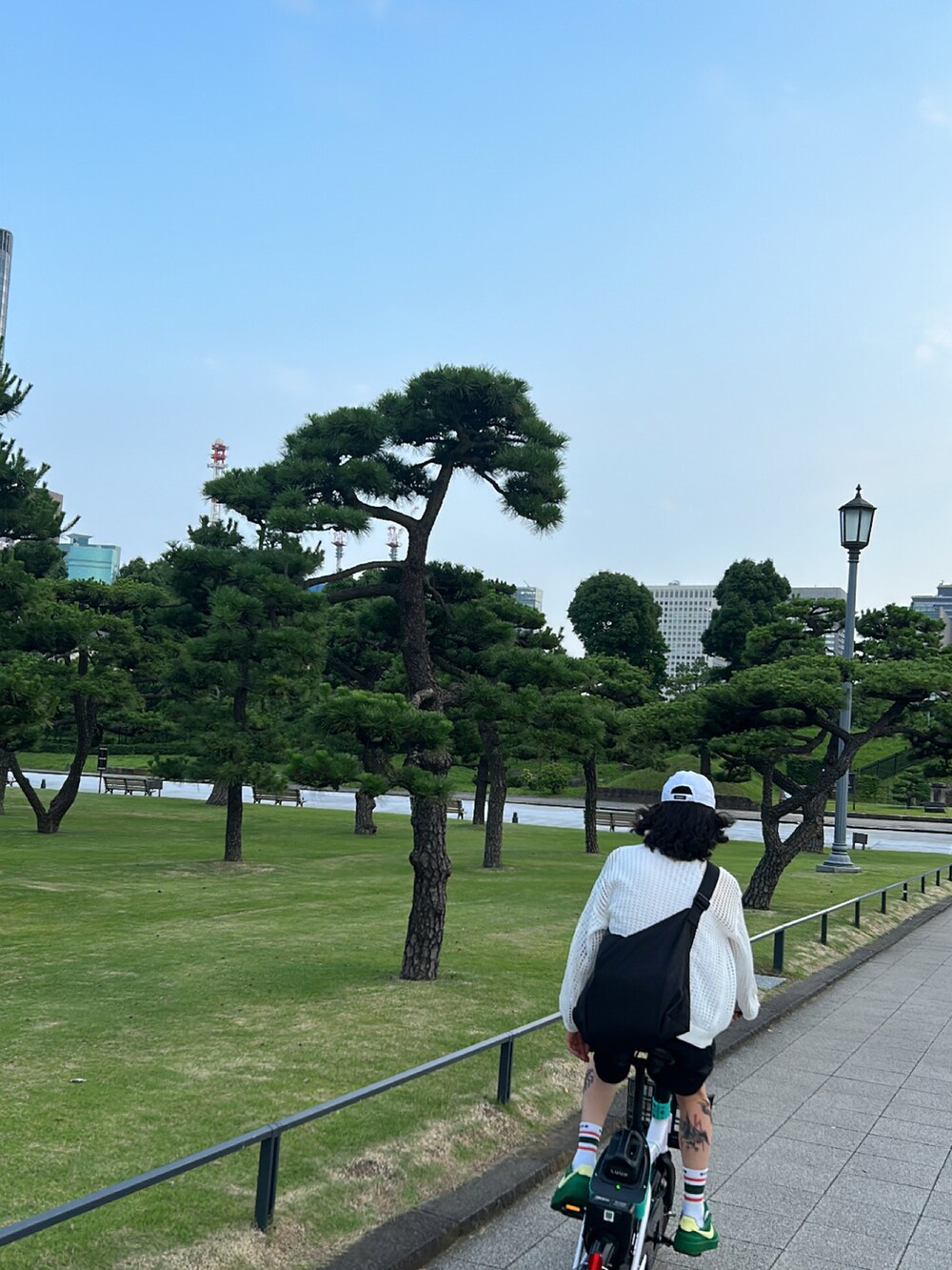 グリーン系のスニーカー、ブラック系のショルダーバッグ、ホワイト系のソックス/靴下を着用したメンズの夏コーディネートの3枚目の写真