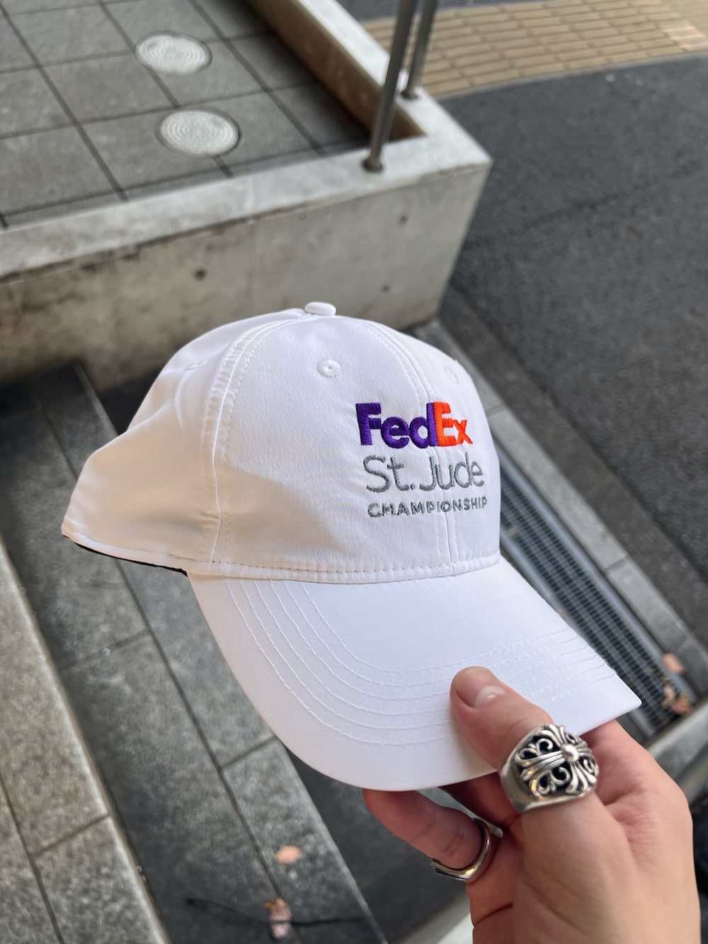 グリーン系のスニーカー、ブラック系のショルダーバッグ、ホワイト系のソックス/靴下を着用したメンズの夏コーディネートの4枚目の写真