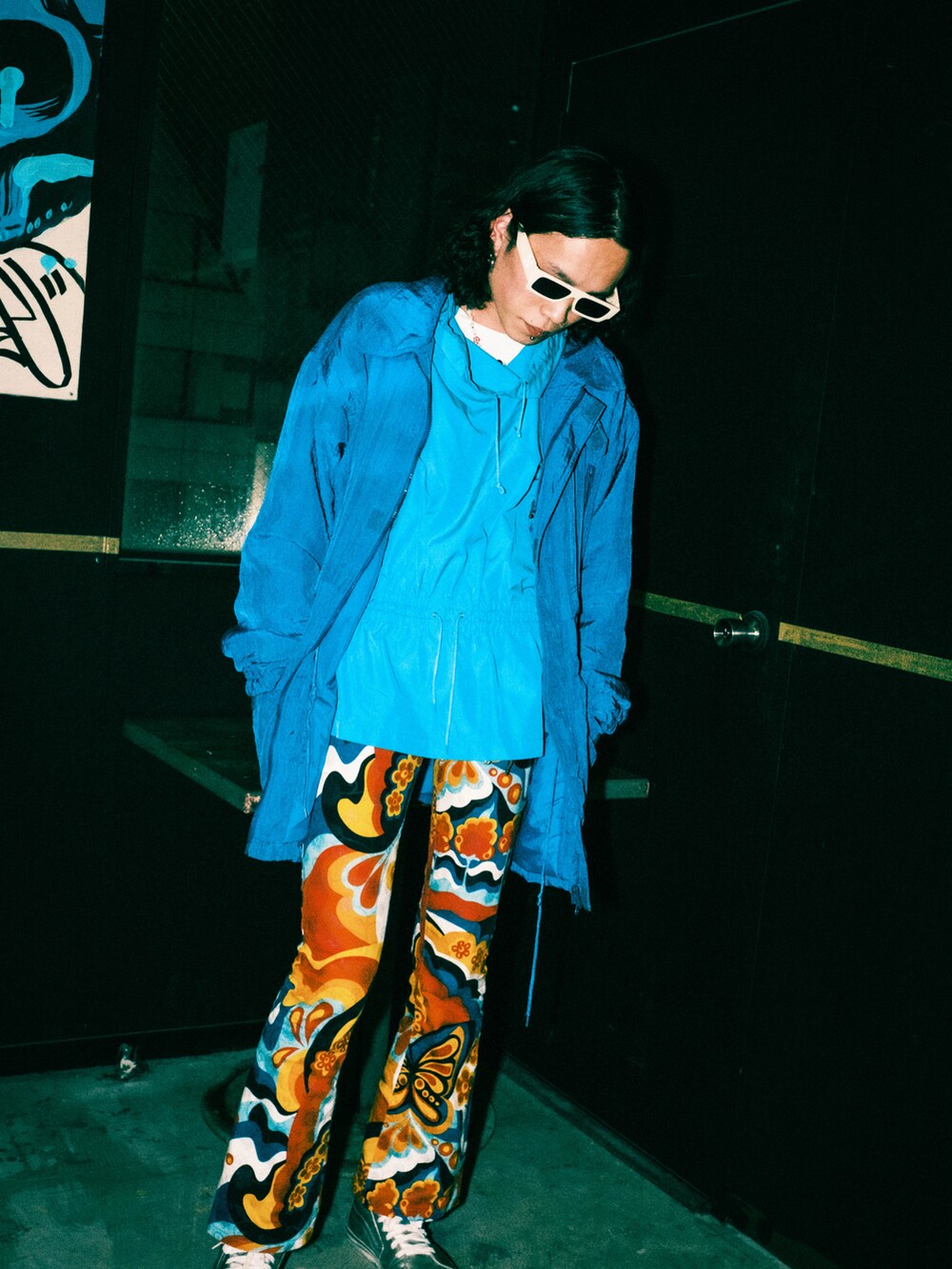 シルバー系のスニーカー、その他のパンツ、ブルー系のジャケット/アウターを着用したメンズの夏コーディネートの3枚目の写真