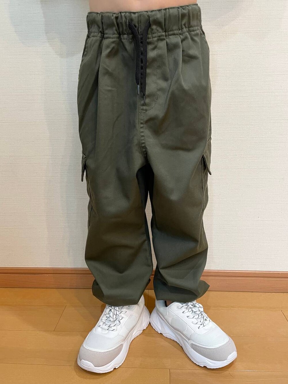「低身長、キッズ、楽ちんコーデ、シワ軽減、GLOBAL WORK、キッズ服、ヘビロッTEE_GLOBAL WORK、カジュアル、ミリタリー」｜「GLOBAL WORKのツイルカーゴジョグパンツ907677（カーゴパンツ、グリーン系）」を使った、かわーたさん（キッズ・120cm）の夏コーディネートの2枚目の写真
