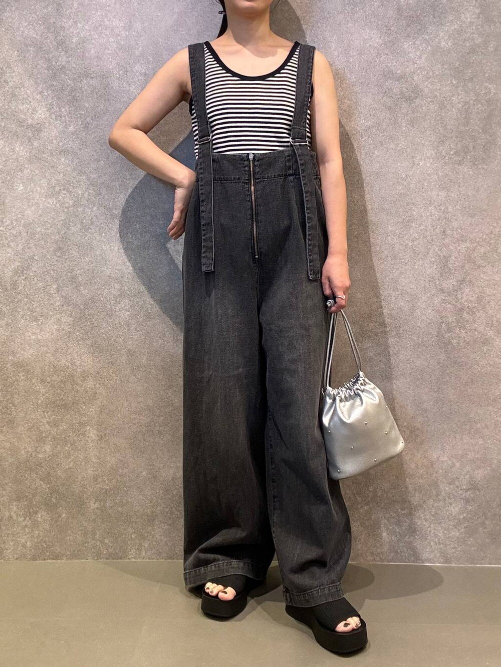 ブラック系のサンダル、シルバー系のショルダーバッグ、ブラック系のタンクトップを着用したレディースの夏コーディネートの2枚目の写真