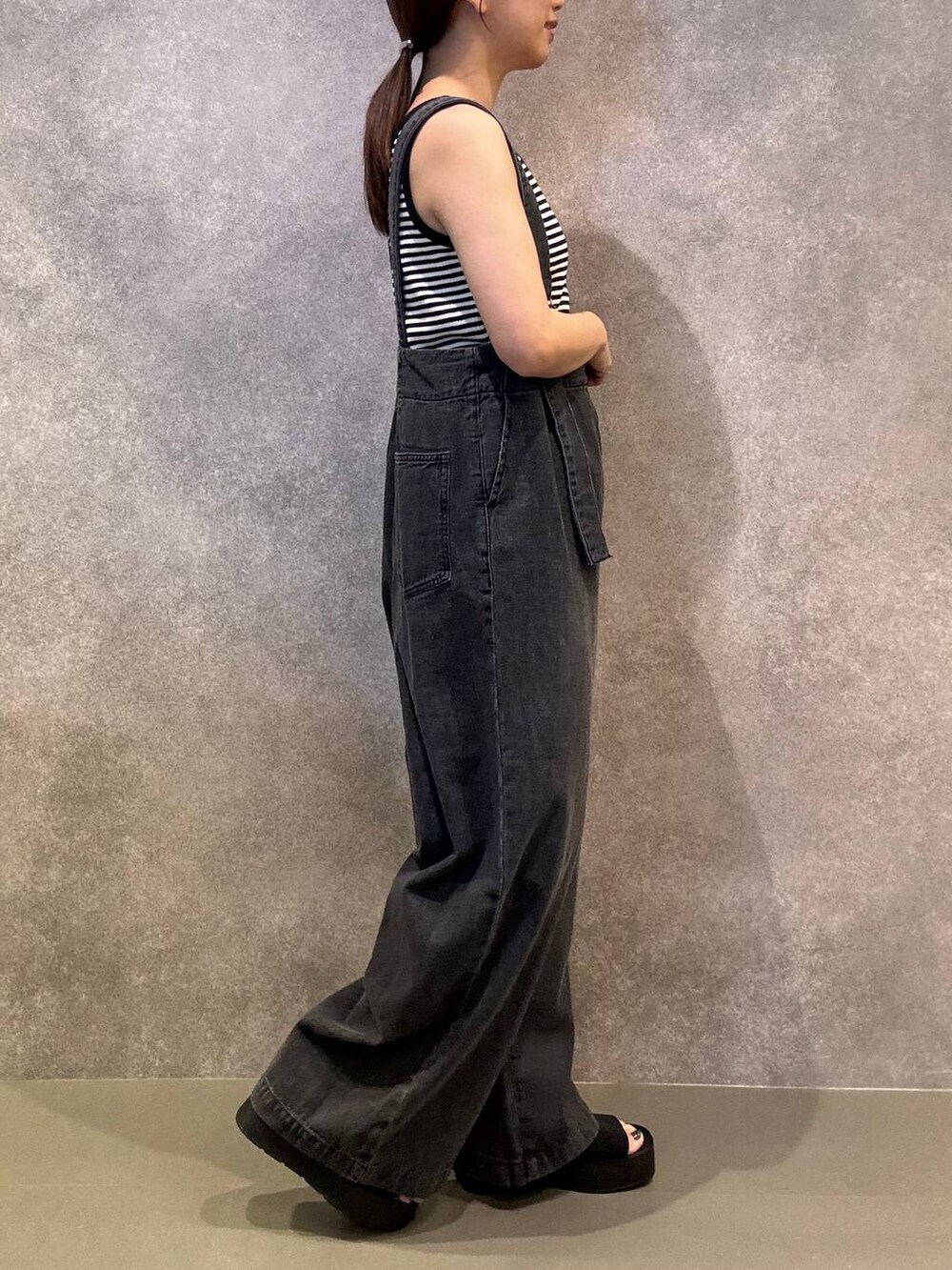 ブラック系のサンダル、シルバー系のショルダーバッグ、ブラック系のタンクトップを着用したレディースの夏コーディネートの3枚目の写真