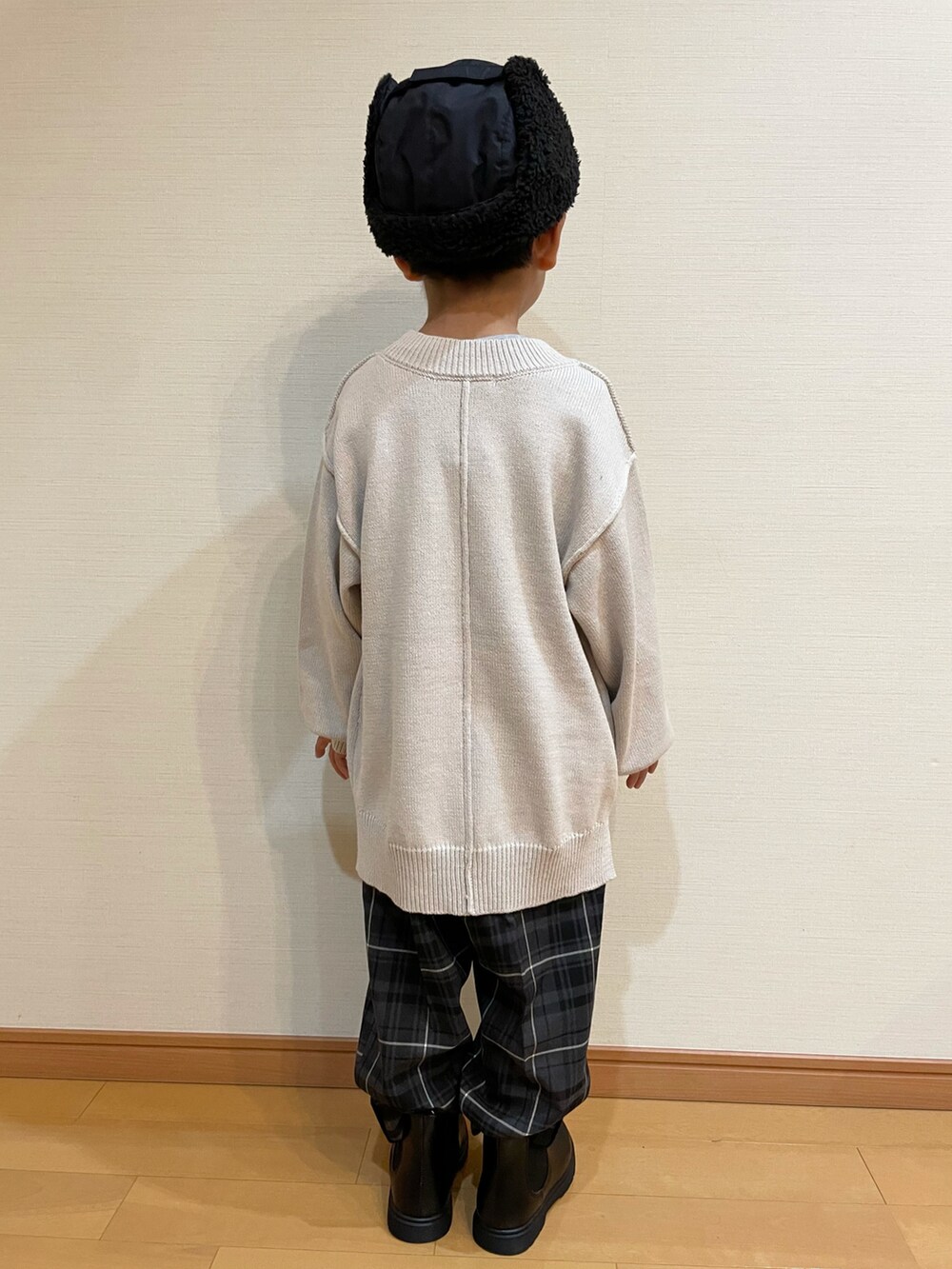 「ベージュ、ナチュラル、キッズコーデ、男の子、シンプルコーデ、カジュアルコーデ、フライトキャップ、秋冬コーデ、おしゃれさんと繋がりたい、ボリューム袖」|「GLOBAL WORKのアイテム(ニット/セーター、ベージュ系)」を使った、かわーたさん(キッズ・100cm)の秋コーディネートの3枚目の写真