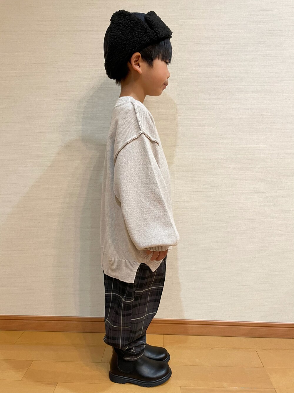 「ベージュ、ナチュラル、キッズコーデ、男の子、シンプルコーデ、カジュアルコーデ、フライトキャップ、秋冬コーデ、おしゃれさんと繋がりたい、ボリューム袖」|「GLOBAL WORKのアイテム(ニット/セーター、ベージュ系)」を使った、かわーたさん(キッズ・100cm)の秋コーディネートの2枚目の写真