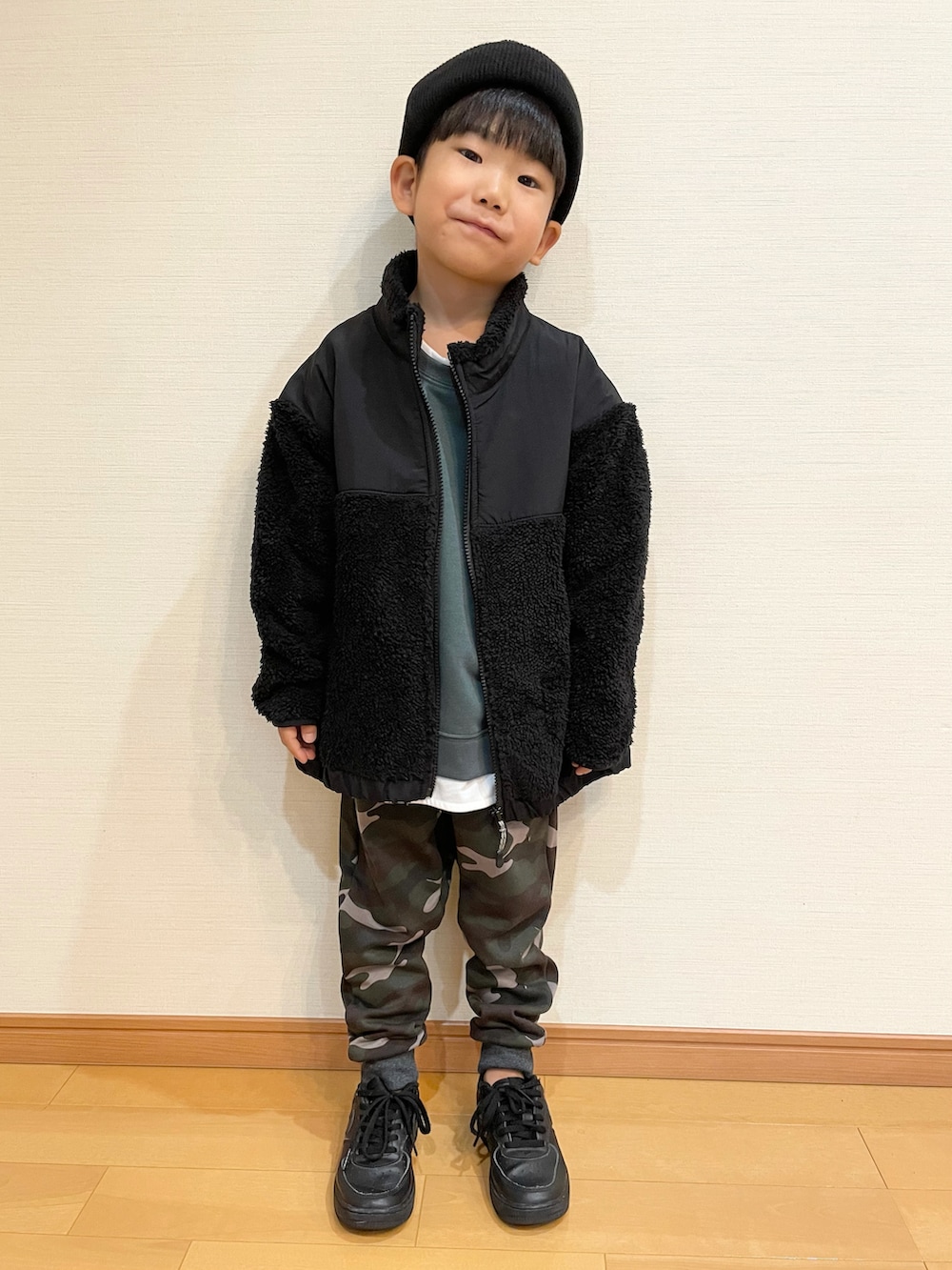 「レイヤードスタイル、GLOBAL WORK、秋冬コーデ、男の子コーデ、むすこーで、5歳、おとこのこ、ボア、迷彩、おしゃれさんと繋がりたい」|「GLOBAL WORKの洗えるリブニットワッチ ユニ/228806(ニットキャップ/ビーニー、ブラック系)」を使った、かわーたさん(キッズ・100cm)の秋コーディネートの3枚目の写真