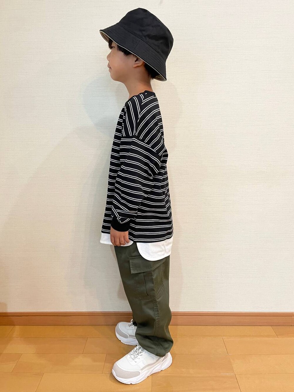 「低身長、キッズ、楽ちんコーデ、シワ軽減、GLOBAL WORK、キッズ服、ヘビロッTEE_GLOBAL WORK、カジュアル、ミリタリー」｜「GLOBAL WORKのツイルカーゴジョグパンツ907677（カーゴパンツ、グリーン系）」を使った、かわーたさん（キッズ・120cm）の夏コーディネートの4枚目の写真