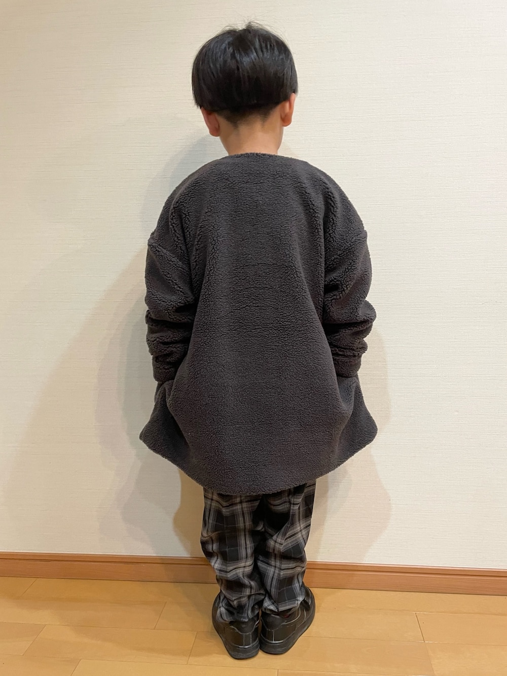 「モコモコアウター、ナチュラル、男の子、ニツト、冬コーデ、キッズコーデ」｜「GLOBAL WORKのメルティニットレイヤード/キッズ/269031（ニット/セーター、ベージュ系）」を使った、かわーたさん（キッズ・115cm）の冬コーディネートの6枚目の写真