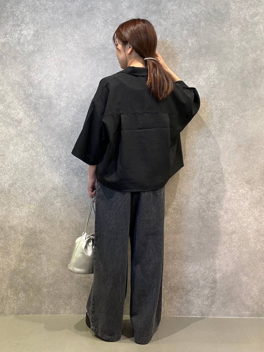 ブラック系のサンダル、シルバー系のショルダーバッグ、ブラック系のタンクトップを着用したレディースの夏コーディネートの5枚目の写真