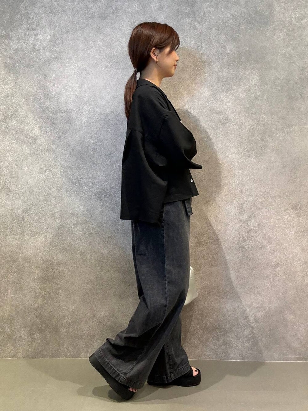 ブラック系のサンダル、シルバー系のショルダーバッグ、ブラック系のタンクトップを着用したレディースの夏コーディネートの4枚目の写真