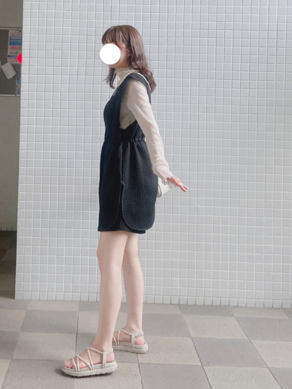 ブラック系のベスト、ホワイト系のサンダル、ブラック系のその他パンツを着用したレディースの秋コーディネートの2枚目の写真