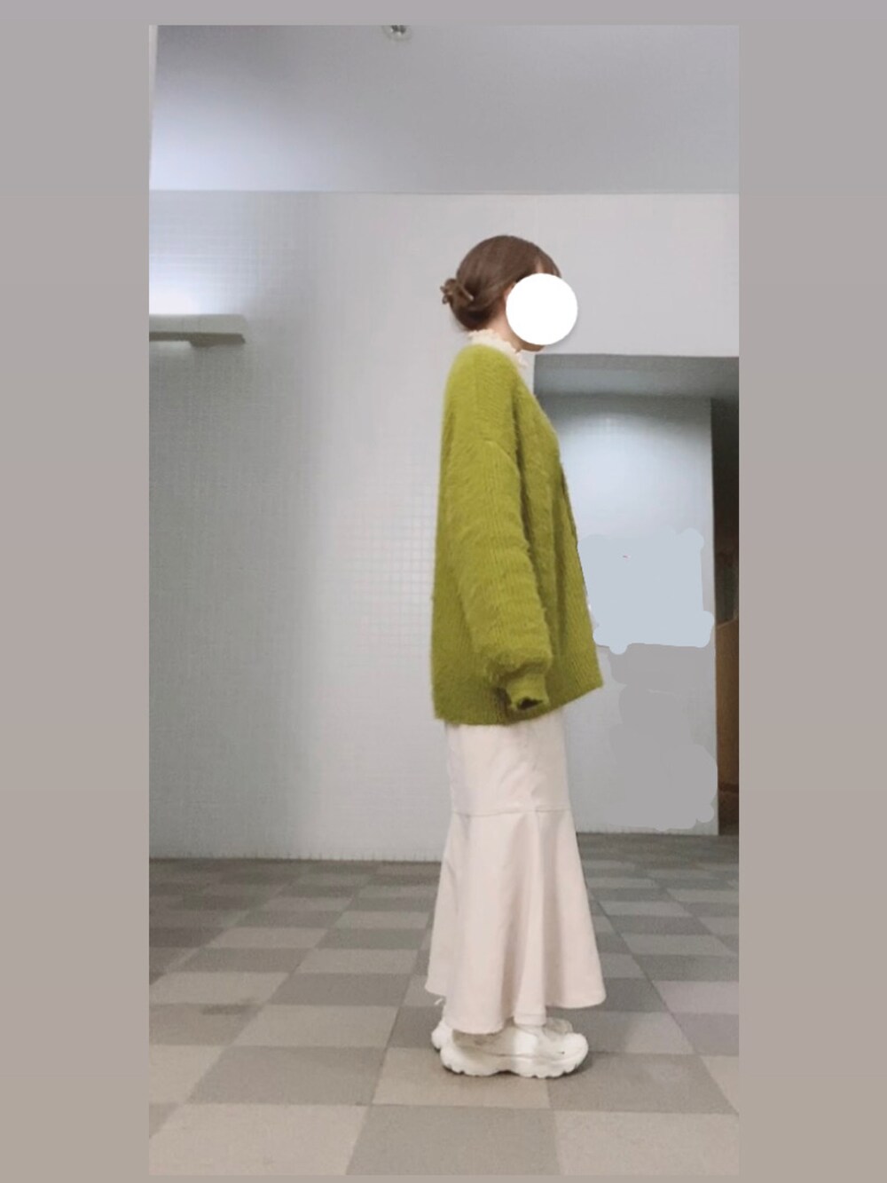 グリーン系のカーディガン/ボレロ、その他のシューズ、ホワイト系のニット/セーターを着用したレディースの秋コーディネートの2枚目の写真